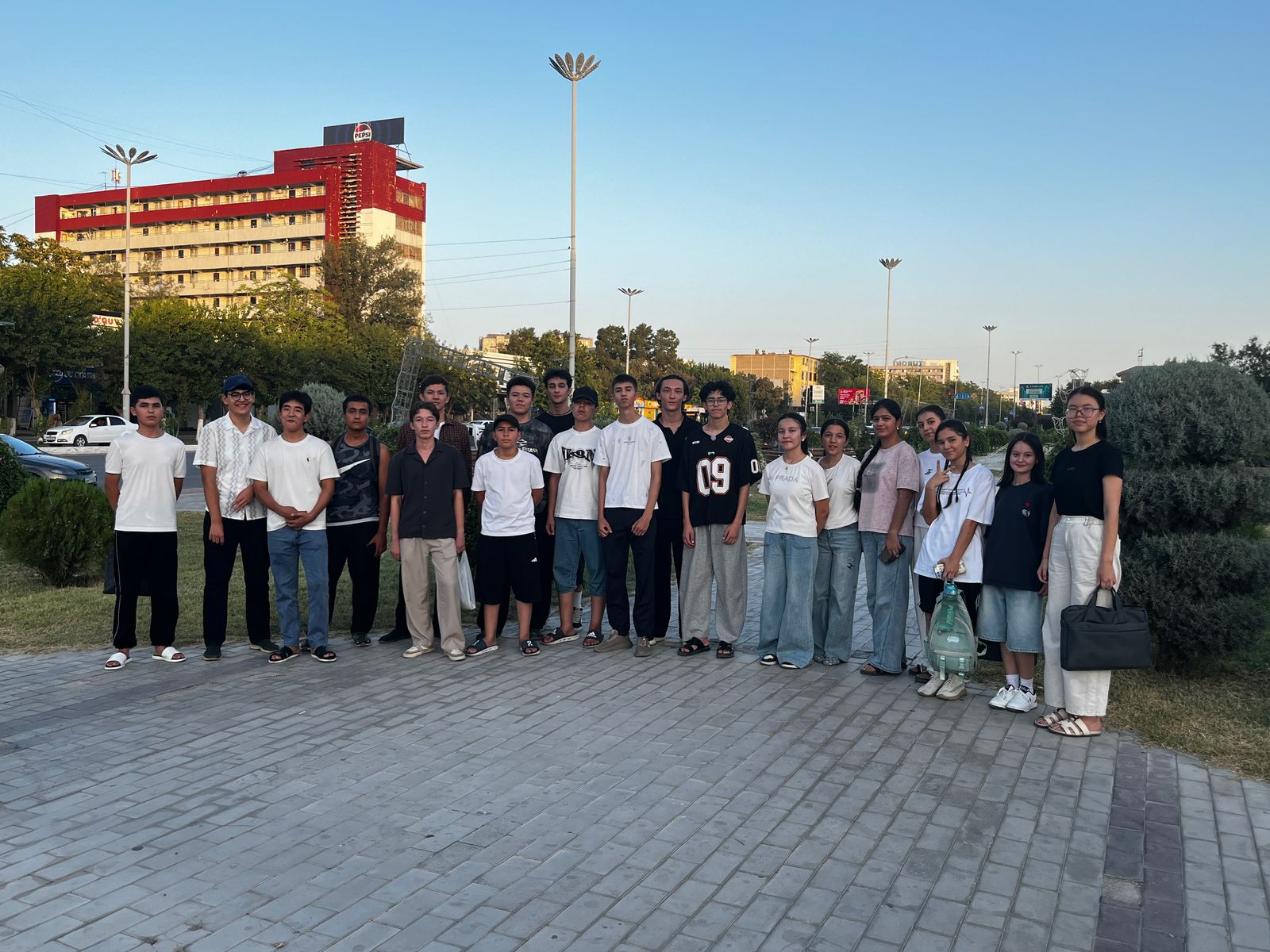 Ko'cha mushuklariga ovqat ulashamiz